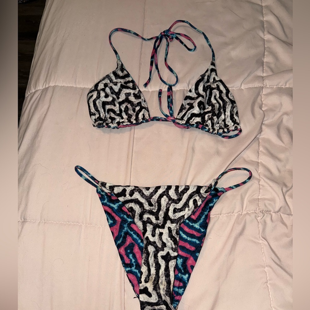 Reversible Volcom Bikini - Picture 3 of 4